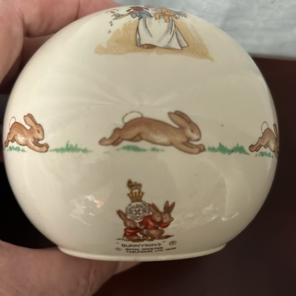 Royal Doulton Bunnykins Bank with Puppet Show & Bunny Rabbit Audience - Picture 9 of 12